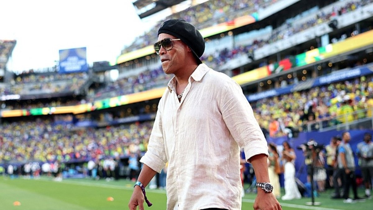 Ronaldinho futbola geri dönüyor! Çifte görev üstlenecek