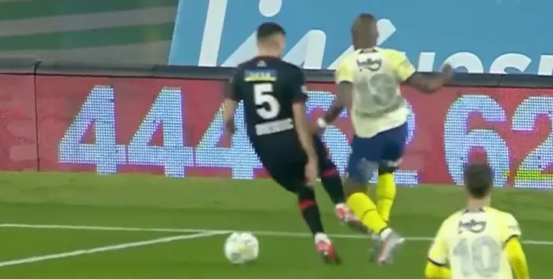 İşte Fenerbahçe'nin Karagümrük maçında penaltı beklediği pozisyon! - 3