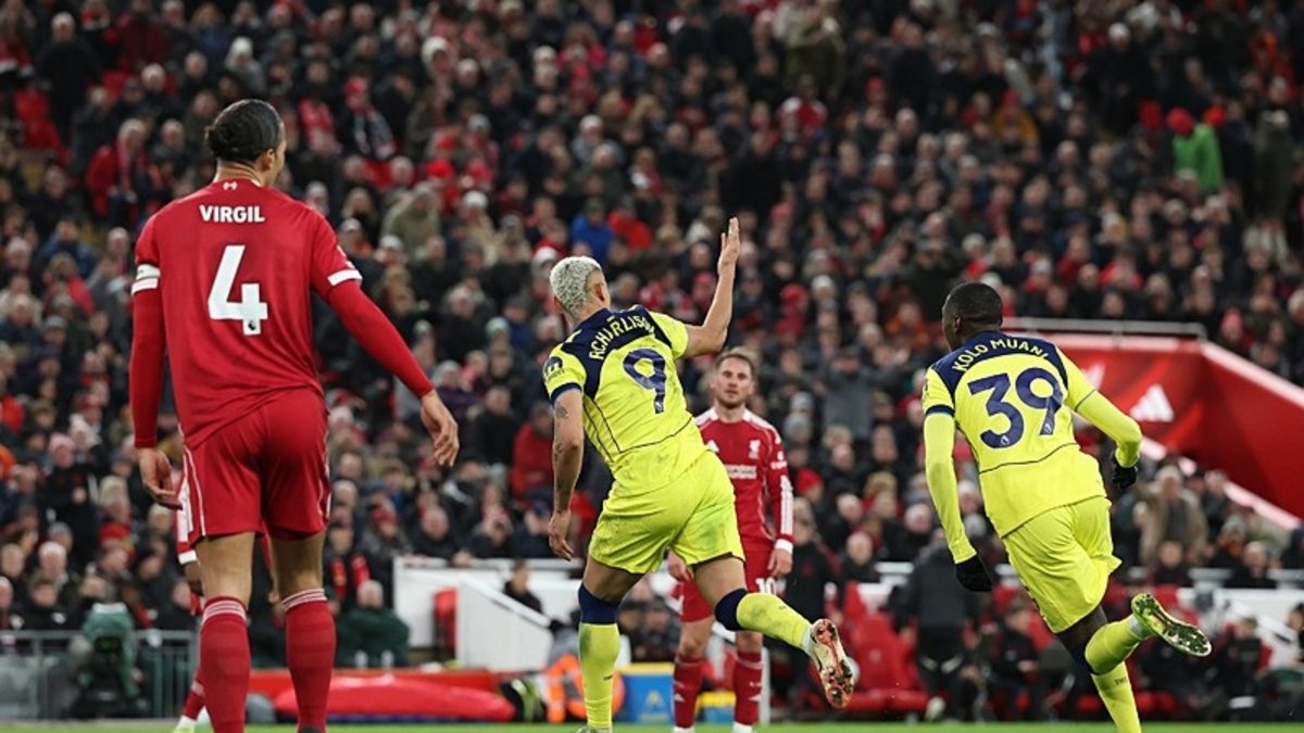 Liverpool son dakikada yıkıldı! Evinde Tottenham ile berabere kaldı