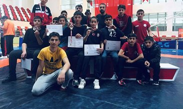 Vanlı güreşçiler Muş’tan 8 madalyayla döndüler