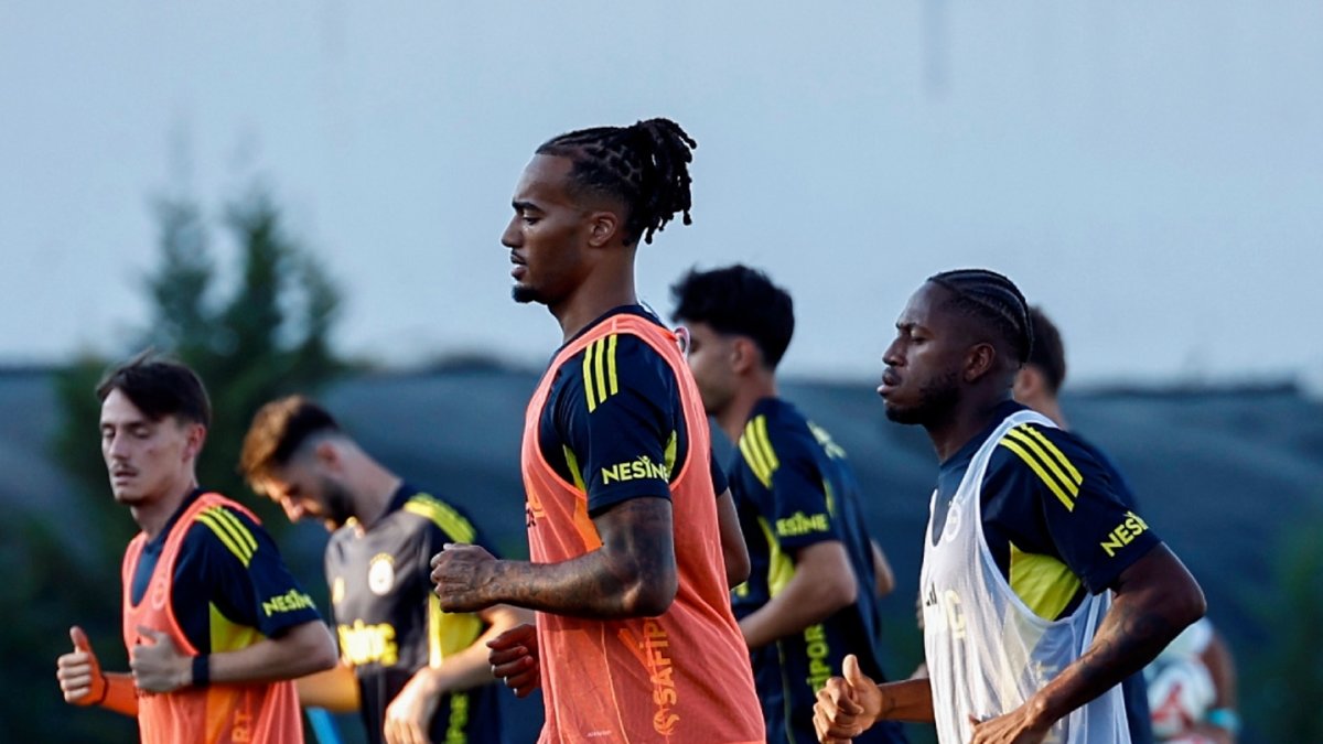 Fenerbahçe'de Archie Brown ve Tarık Çetin ilk antrenmanlarına çıktı! Fenerbahçe'de Archie Brown ve Tarık Çetin ilk antrenmanlarına çıktı!