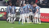 Yine geriden gelip aldı