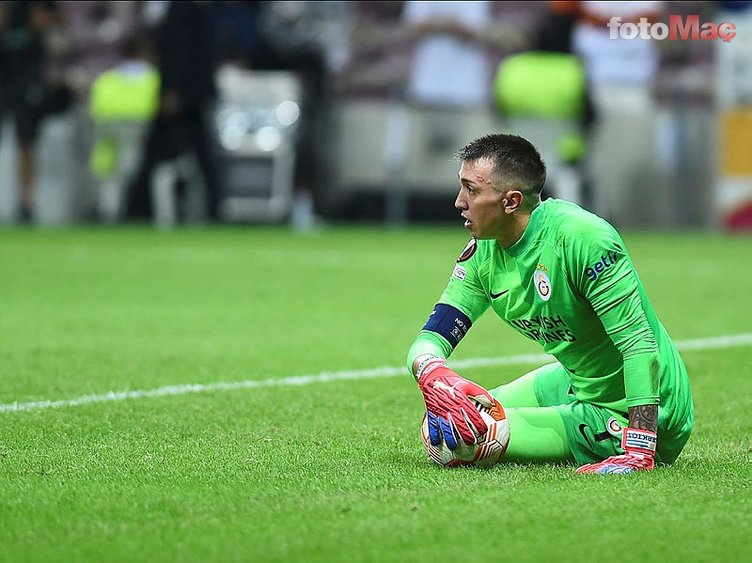 Son dakika spor haberi: Galatasaray-Alanyaspor maçı sonrası Muslera Serkan Kırıntılı'nın üzerine yürüdü