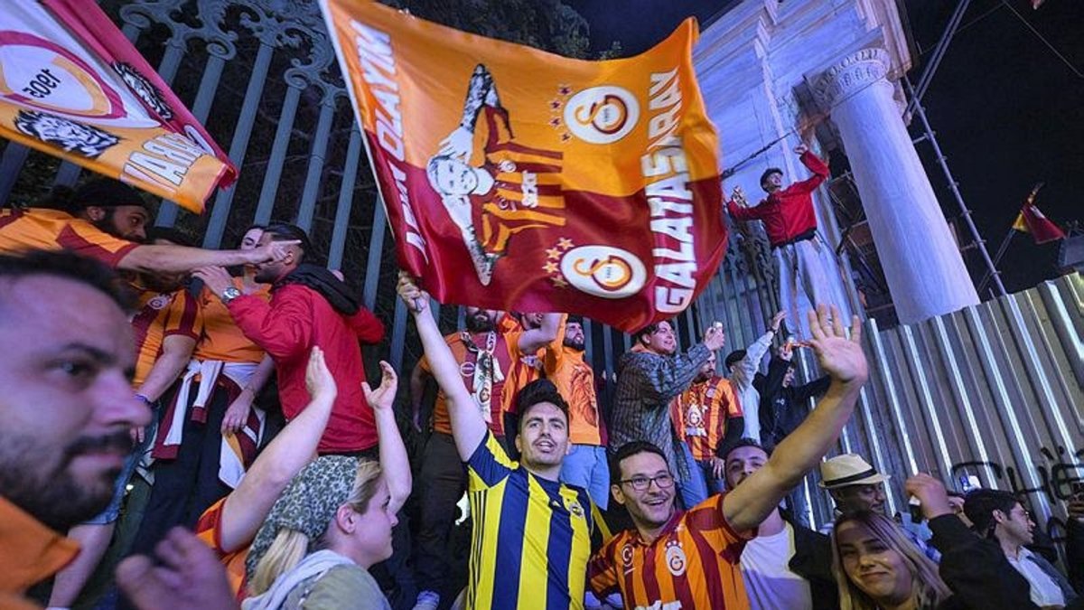 Fenerbahçe ve Beşiktaş taraftarı Galatasaray'ın şampiyonluğunu kutladı