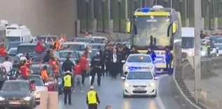 G.Saraylı taraftarlar F.Bahçe otobüsünün önünü kesti!