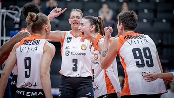 Dörtlü Final aşkına salona