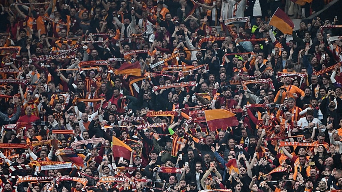 Galatasaray-Corendon Alanyaspor maçında dikkat çeken pankartlar!