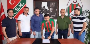 Karşıyaka’da Tayfun Pektürk imzaladı