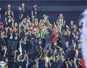 Beşiktaş şampiyonluk kupasını böyle kaldırdı