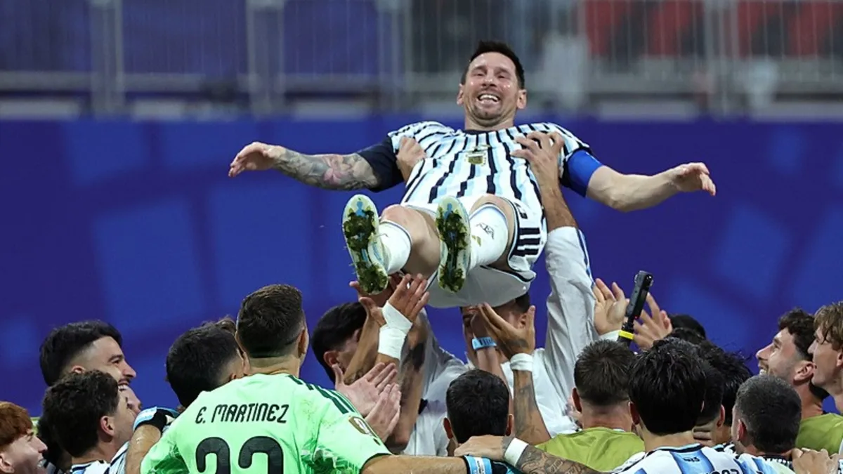 Arjantinli futbolcular galibiyeti Lionel Messi'yi hava fırlatarak kutladı!