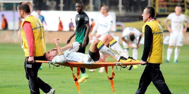Robin Van Persie Yuzune Aldigi Darbe Nedeniyle Sakatlandi Ve Oyundan Cikti Dailymotion Video