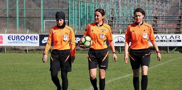 Veteranlar maçında kadın hakemler görev yaptı