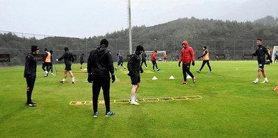 Alanyaspor, devre arası kampında ilk idmanına çıktı