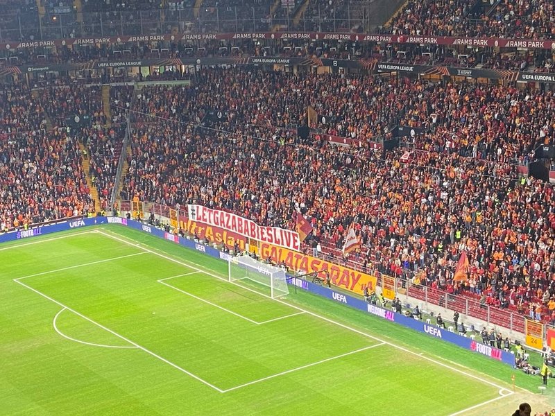 galatatasarayli-taraftarlardan-israile-protesto-kahrolsun-israil-1731001861514.jpg