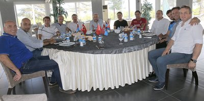 Trabzonsporlu eski futbolcular kulübü ziyaret etti