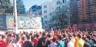 Taraftar lise önünde 'istifa' diye bağırdı