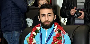 Dünya şampiyonu güreşçiye coşkulu karşılama