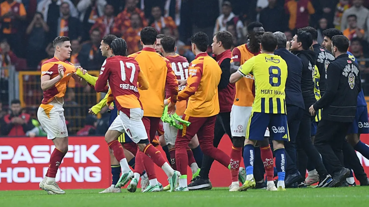 Olaylı Galatasaray-Fenerbahçe derbisi yabancı basında manşet oldu!