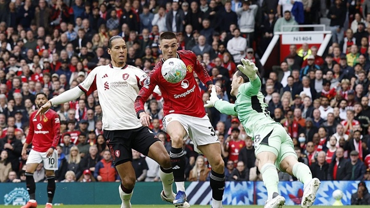 Gol düellosunda Manchester United, Liverpool'u devirdi!