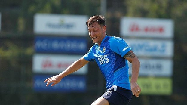 Mesut Özil topla dans ettı