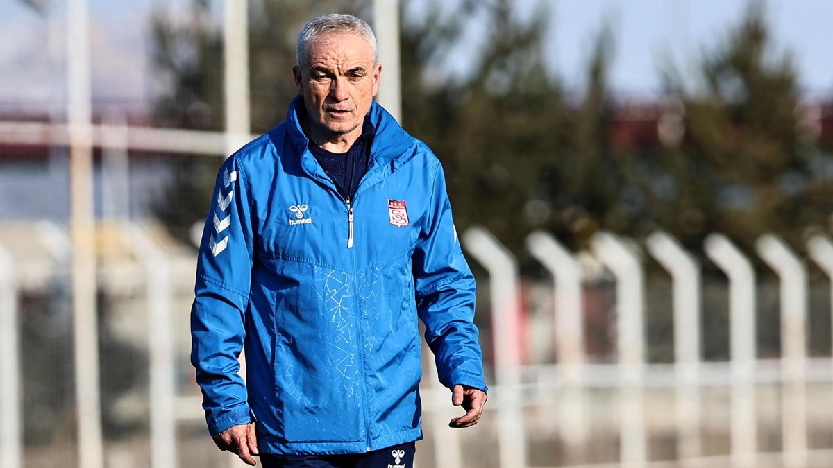Rıza Çalımbay, Sivasspor'un başında ilk idmanına çıktı Rıza Çalımbay, Sivasspor'un başında ilk idmanına çıktı