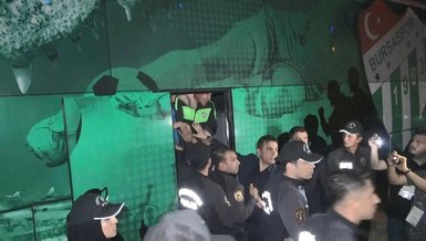 Küme düşen Bursaspor'da taraftarlardan tepki! Futbolcuya saldırı...