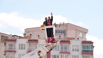 Başkan maçı vinçten izledi