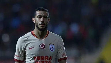 Masaya oturuyor