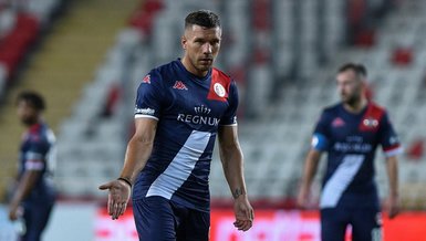 Lukas Podolski’den depremzedeler için bağış