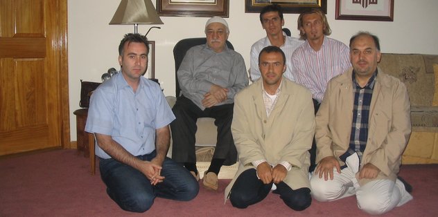 Eski futbolcular terörist başı Gülen ile aynı karede