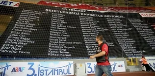 Başakşehir tribünlerinde demokrasi şehitleri