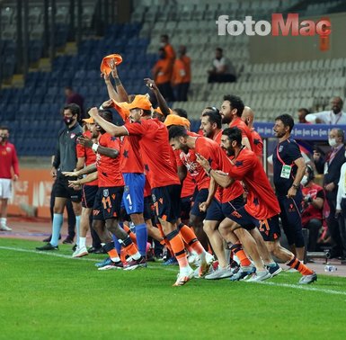 Maç sonunda büyük sevinç! İşte Başakşehir’in şampiyonluk coşkusu