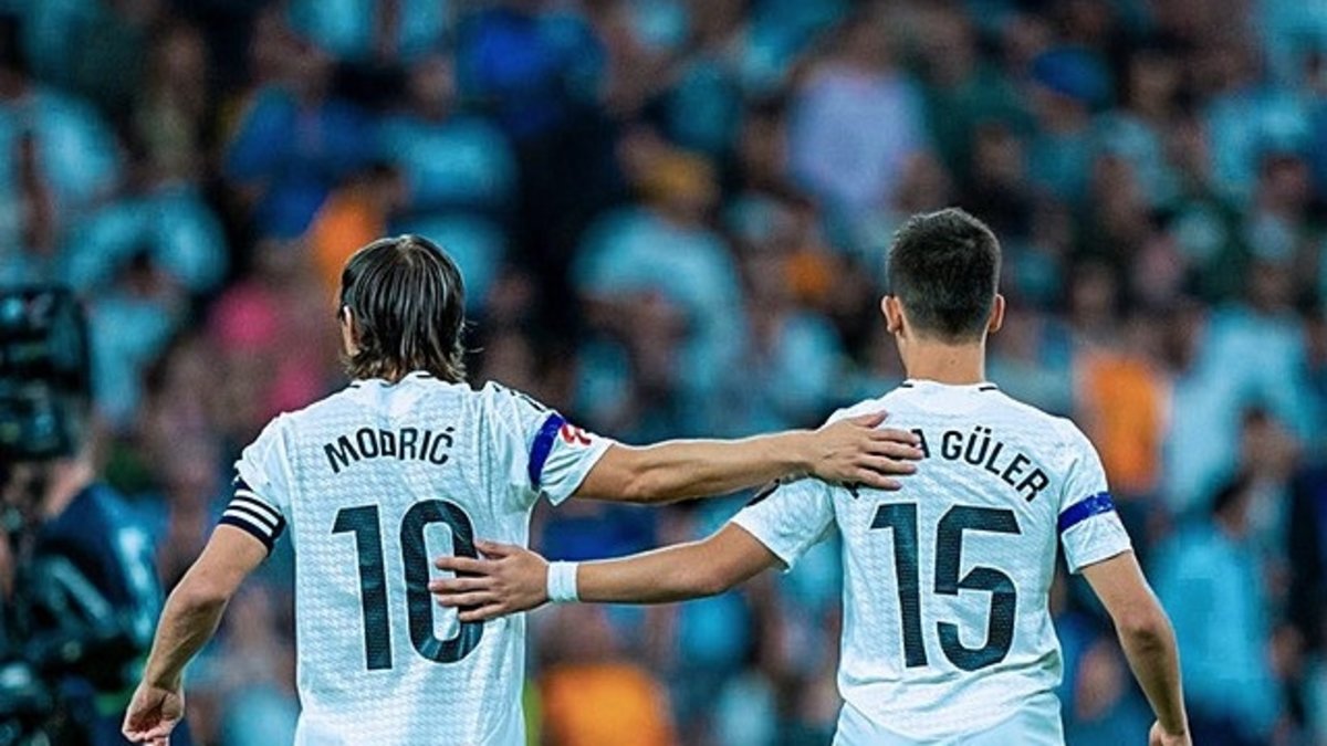 Real Madrid'de Arda Güler'den Luka Modric'e duygusal veda! 10 numaralı formayı verdi Real Madrid'de Arda Güler'den Luka Modric'e duygusal veda! 10 numaralı formayı verdi