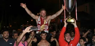 4 yıl sonra başpehlivan oldu