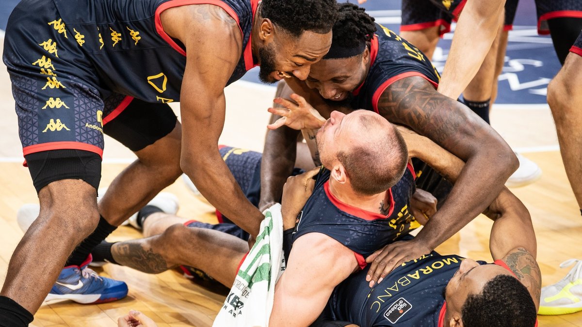 İspanya Ligi'nde akılalmaz basket! Maçın bitmesine 1.3 saniye kala... İspanya Ligi'nde akılalmaz basket! Maçın bitmesine 1.3 saniye kala...