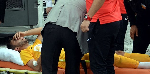 Ağzına arı kaçan futbolcu hastaneye kaldırıldı