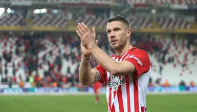 Antalyaspor'un yıldızı Podolski'den anlamlı hareket!