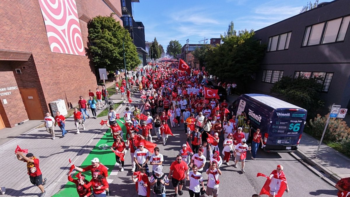 Türk taraftarlar Vancouver'da stadyuma yürüdü!