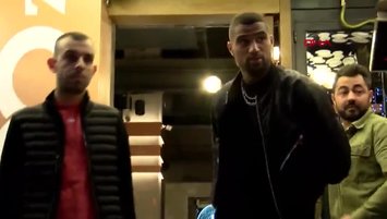 Boateng "Bitanem" şarkısını söyledi