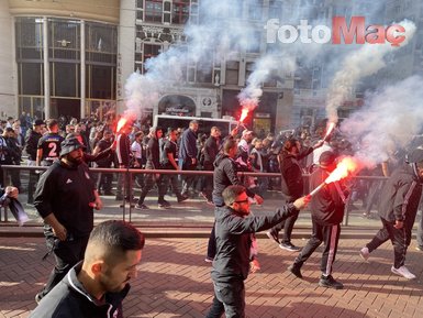 BEŞİKTAŞ HABERLERİ- Beşiktaş taraftarı Ajax maçı öncesi Dam Meydanı’nda toplandı! İşte o görüntüler