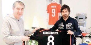 Çadırda yatmaya başladı