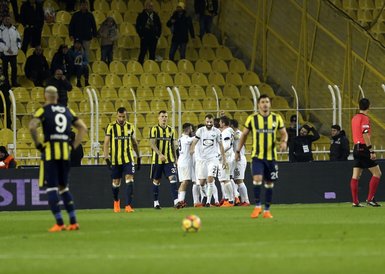Fenerbahçe soyunma odası karıştı!