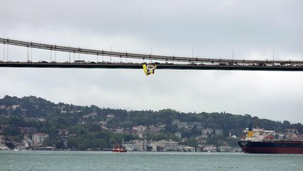 Fenerbahçe Opet'in şampiyonluk bayrağı köprülere asıldı