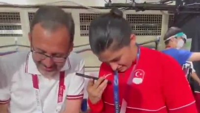 >Başkan Erdoğan Busenaz Sürmeneli'yi telefonla tebrik etti!