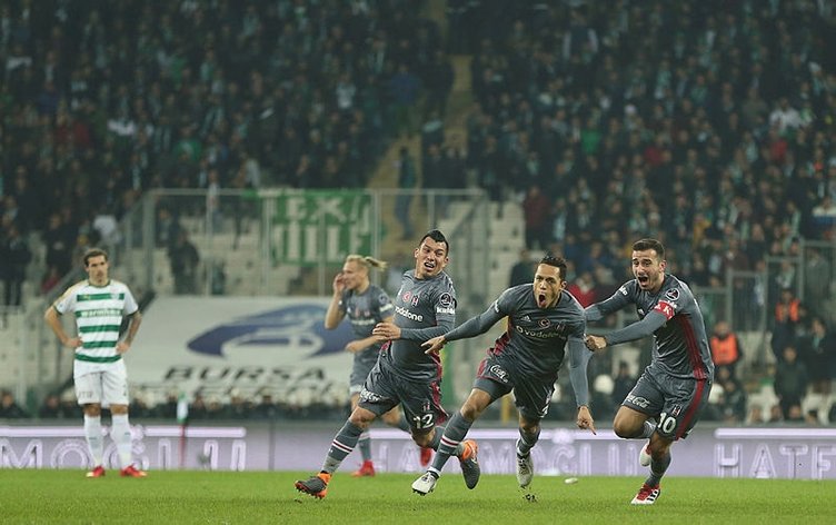 Oğuzhan Özyakup, Beşiktaş'ın senelik 1.8 milyon Euro'luk teklifini reddetti