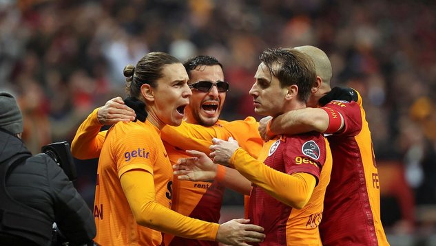 Galatasaray sahas�nda Be�ikta�'� 2-1 ma�lup etti