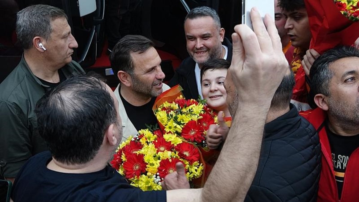 Okan Buruk'tan Antalya'daki taraftarlara 'Rahatız merak etmeyin' Okan Buruk'tan Antalya'daki taraftarlara 'Rahatız merak etmeyin'