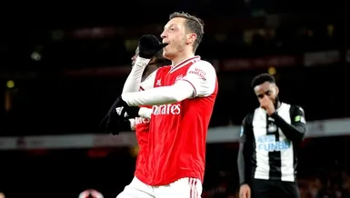 Mesut Özil'den evde kalanlara maç bileti!