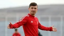 Mert Hakan tek çalışıyor