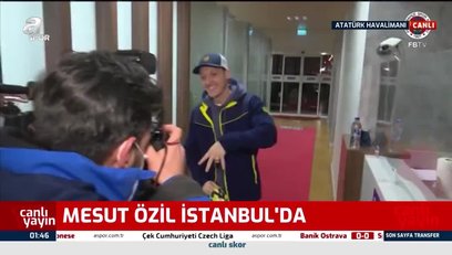 >Mesut Özil Fenerbahçe atkısıyla poz verdi